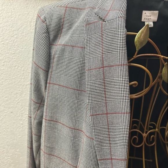 Women’s Plaid Oversized Blazer - Picture 5 of 9